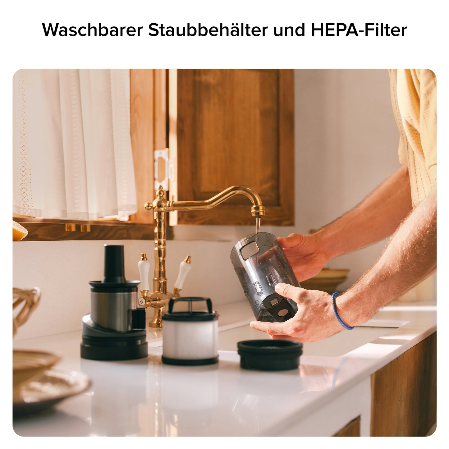 Roborock H60 Ultra bei der Reinigung von Möbeln und schwer erreichbaren Flächen