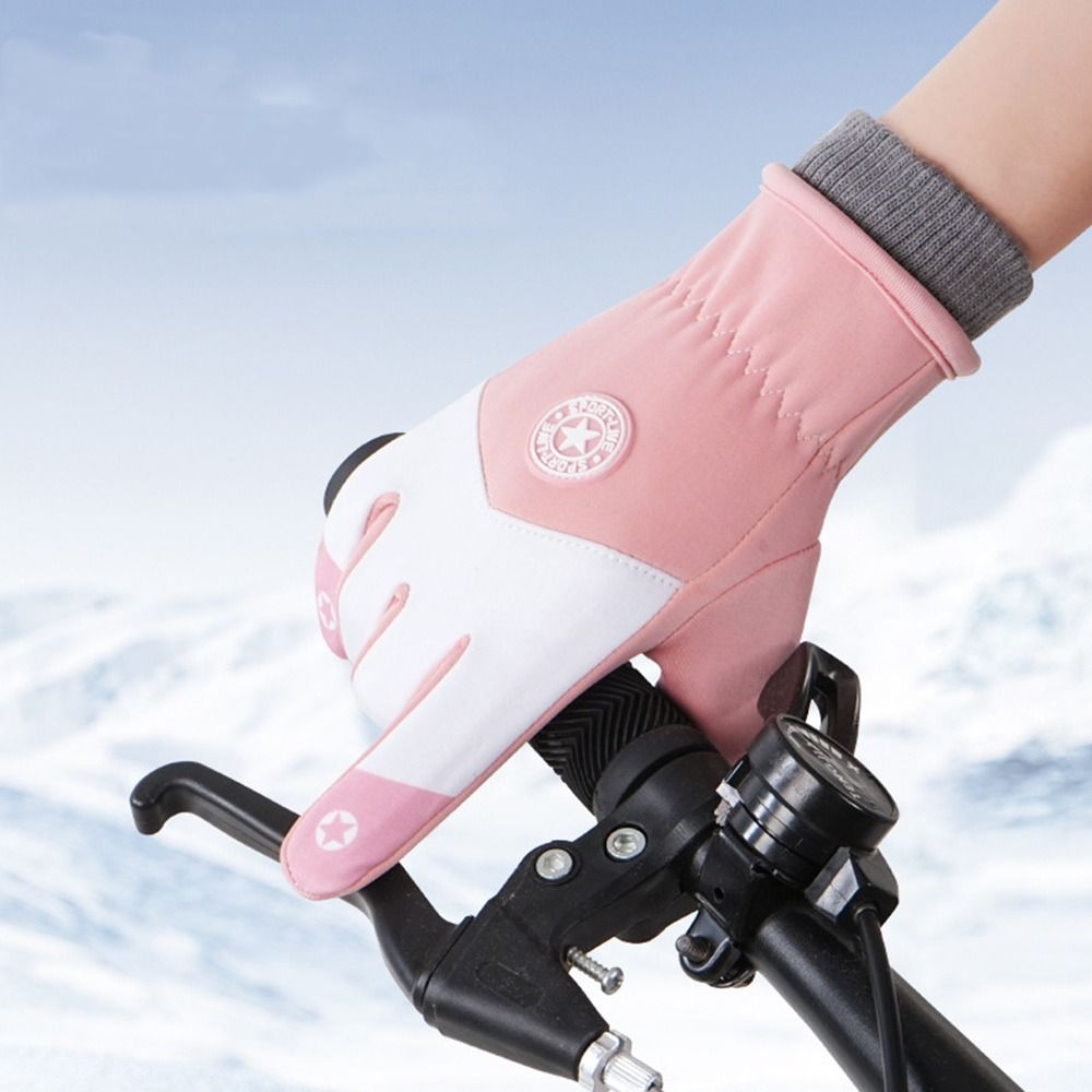 Kinder-Winterhandschuhe beim Tragen im Winter mit warmem Bündchen und sicherem Griff