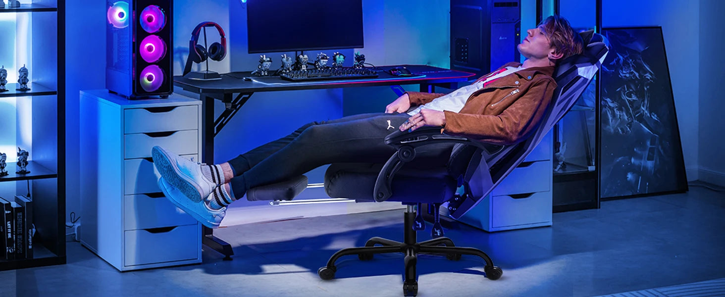 Ergonomischer Bürostuhl mit Fußstütze an einem Gaming-Arbeitsplatz