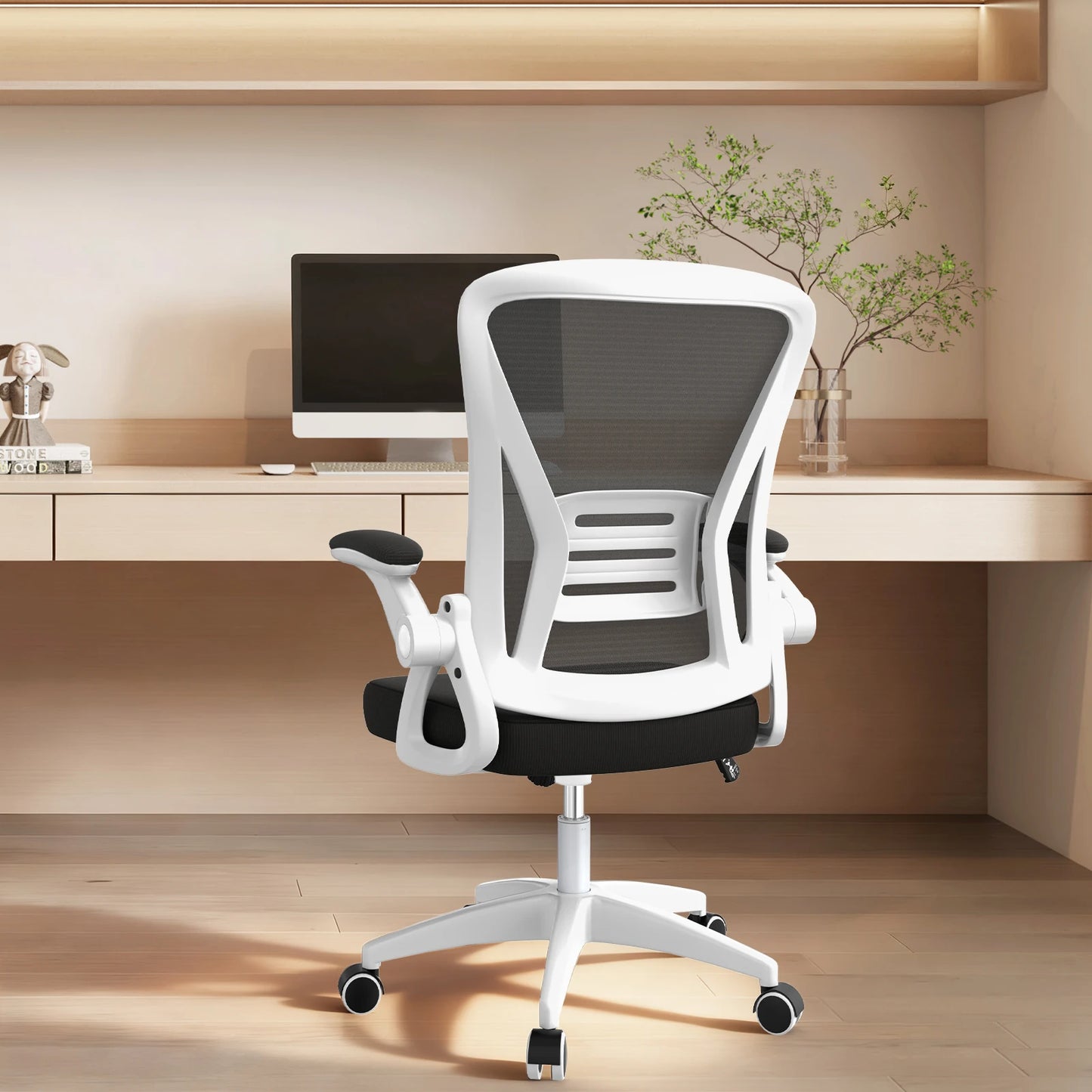 Ergonomischer Bürostuhl in Blau mit Netzrücken in Arbeitsumgebung