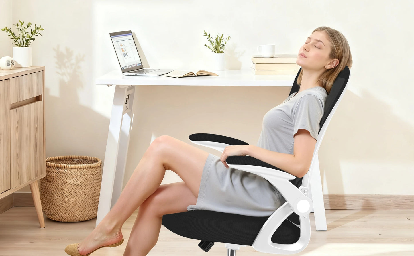 Ergonomischer Bürostuhl mit Nutzerin am Schreibtisch im Homeoffice