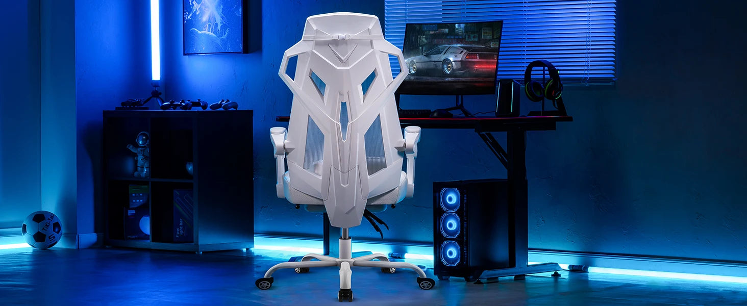 Ergonomischer Bürostuhl in einem blau beleuchteten Gaming-Setup