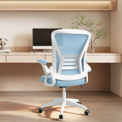 Ergonomischer Bürostuhl in Blau in moderner Wohn- und Arbeitsumgebung