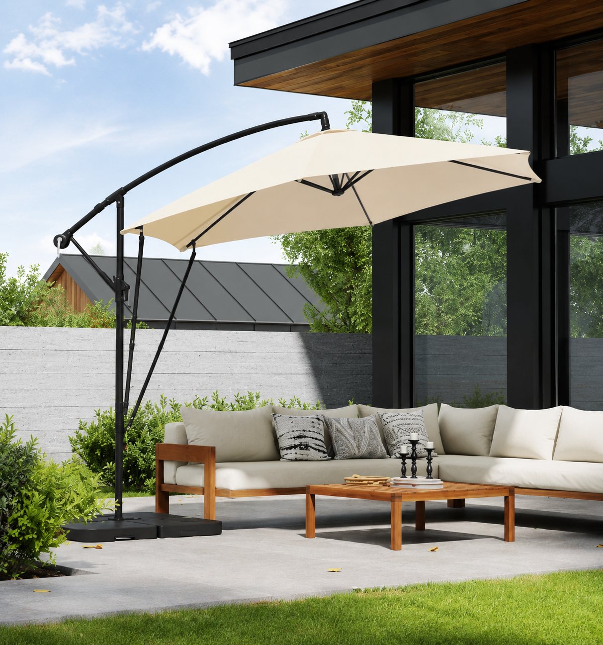 Freiarm Sonnenschirm über einer Terrasse mit großzügiger quadratischer Schattenfläche