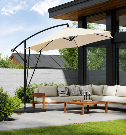Freiarm Sonnenschirm über einer Terrasse mit großzügiger quadratischer Schattenfläche
