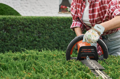 Gartenhandschuhe für Damen beim Arbeiten auf Rasen und im Blumenbeet