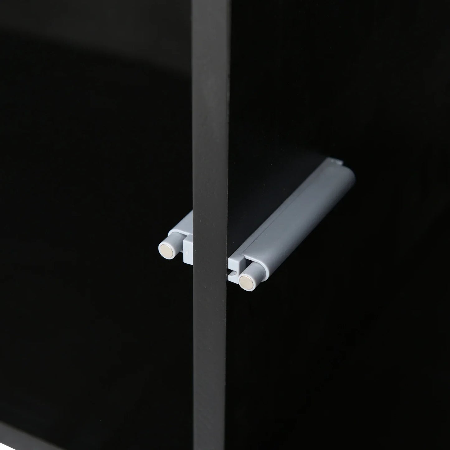 TV Lowboard Weiß Hochglanz mit hochwertigen Metallgriffen
