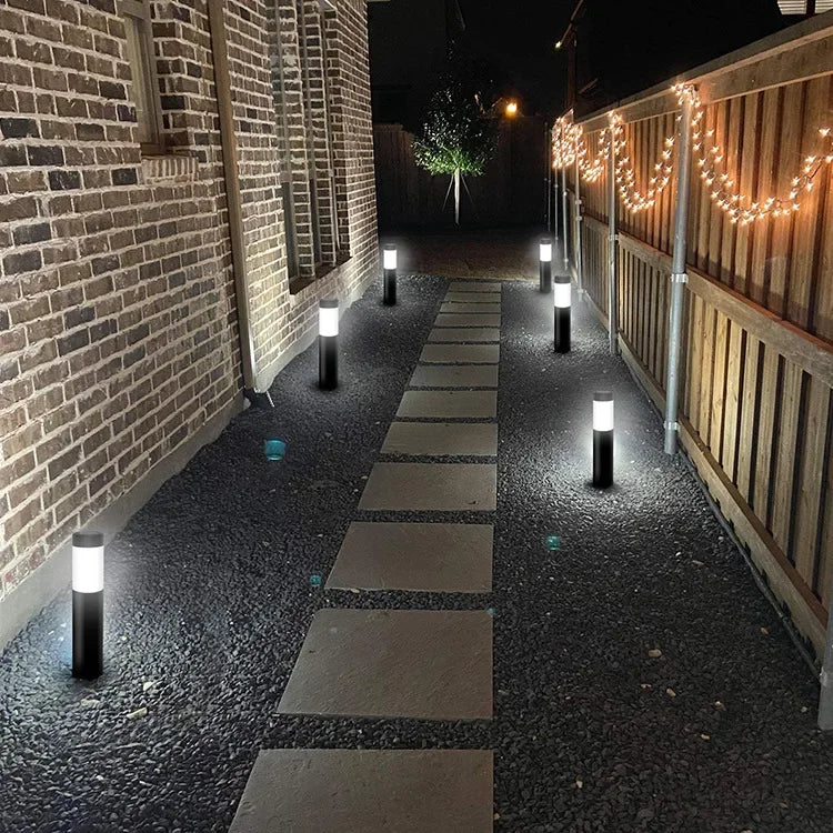 Solar LED Wegleuchte beleuchtet Gartenweg bei Nacht