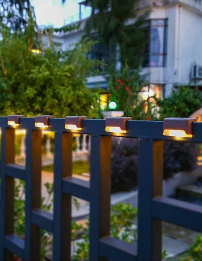Solar LED Treppenleuchten am Gartenzaun für stimmungsvolle Außenbeleuchtung