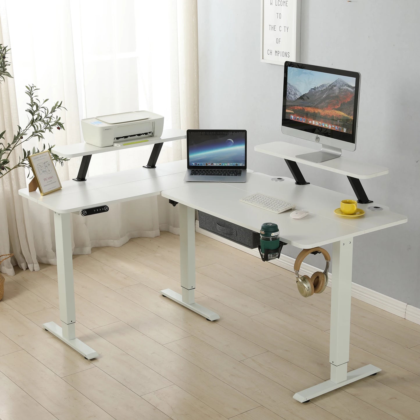 Elektrisch höhenverstellbarer L-Schreibtisch 160 × 120 cm in Weiß im eingerichteten Homeoffice
