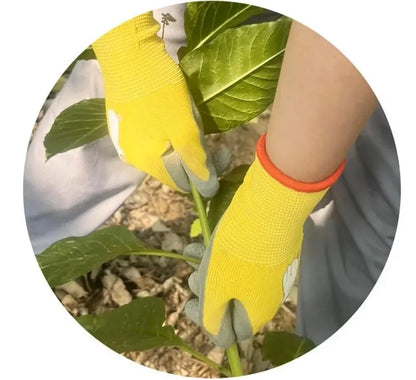 Kinder-Gartenhandschuhe beim Buddeln und Pflanzen im Garten