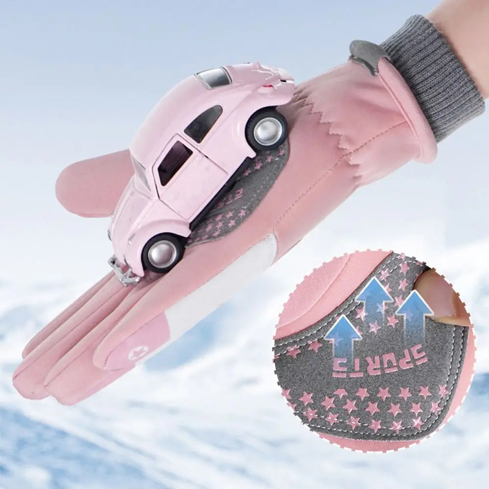 Kinder-Winterhandschuhe in Rosa mit griffiger Handfläche beim Spielen mit einem Spielzeugauto
