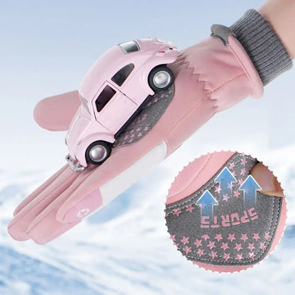 Kinder-Winterhandschuhe in Rosa mit griffiger Handfläche beim Spielen mit einem Spielzeugauto