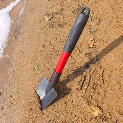 Gartenwerkzeug Set 4-teilig mit Dual-Hacke bei der Bodenbearbeitung