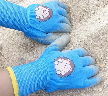 Kinder-Gartenhandschuhe in Blau beim Spielen und Arbeiten mit Erde