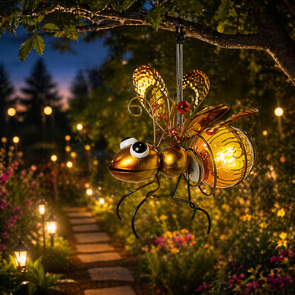 Solar Bienen Laterne in Gold mit warmem Licht im nächtlichen Garten