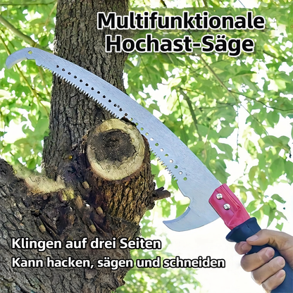 Teleskop-Gartensäge beim Rückschnitt von Ästen