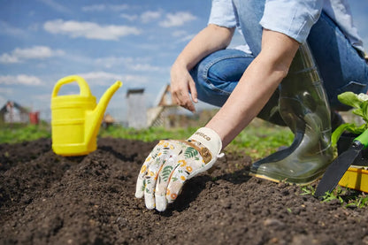 Gartenhandschuhe für Damen beim Einpflanzen und Bearbeiten der Erde